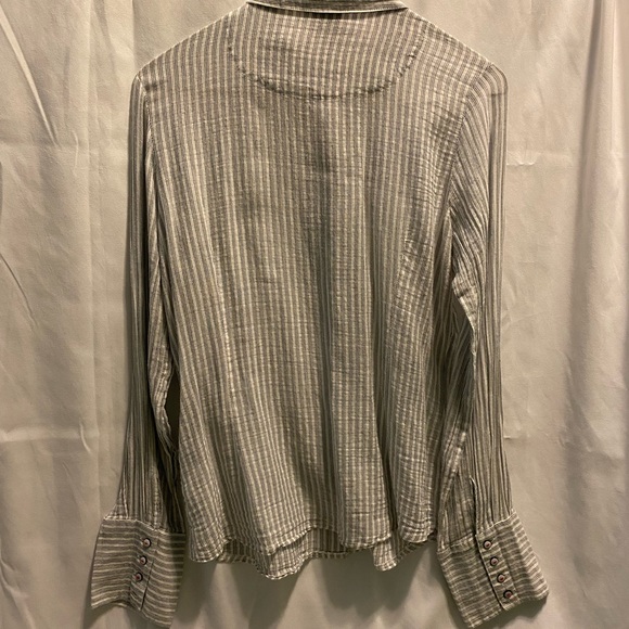 Two ladies shirts - Picture 3 of 5